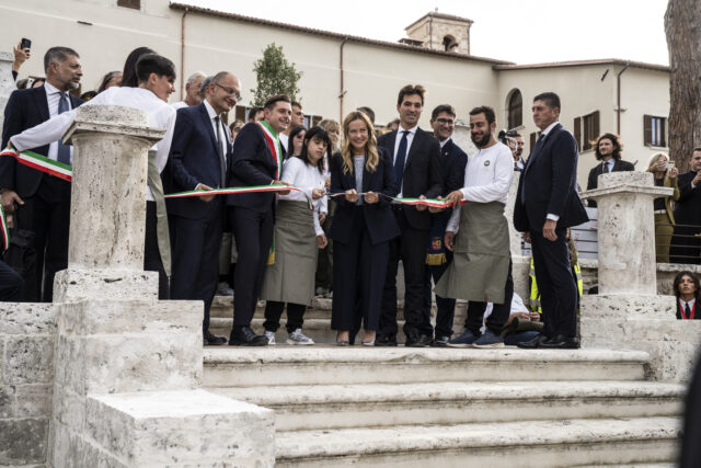 Giorgia Meloni ad Ascoli: migliaia di persone per l’inaugurazione di Palazzo Saladini Pilastri Giorgia Meloni ad Ascoli: migliaia di persone per l’inaugurazione di Palazzo Saladini Pilastri