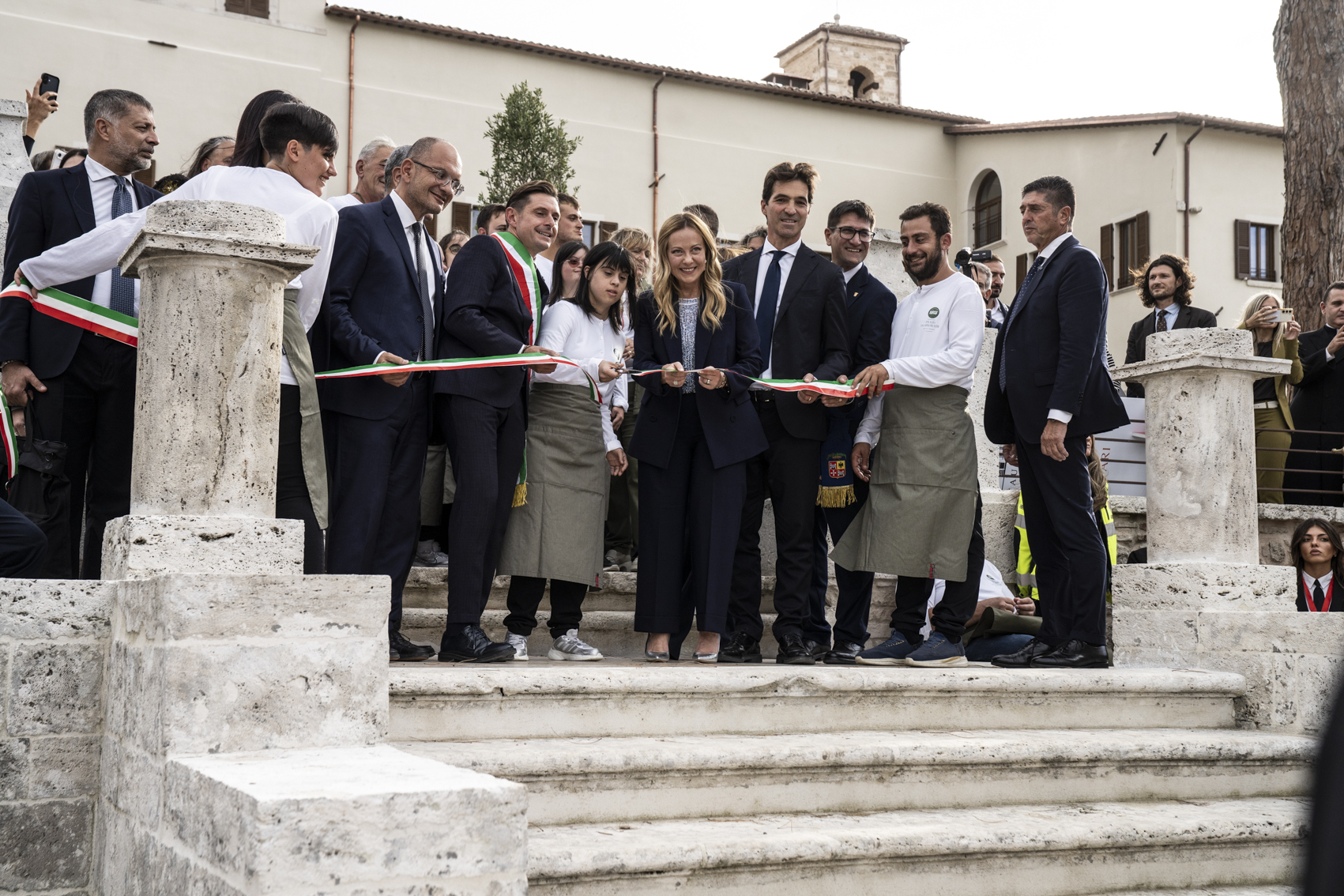 Giorgia Meloni ad Ascoli: migliaia di persone per l’inaugurazione di Palazzo Saladini Pilastri Giorgia Meloni ad Ascoli: migliaia di persone per l’inaugurazione di Palazzo Saladini Pilastri