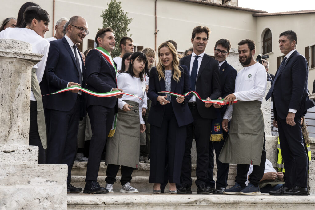 Giorgia Meloni ad Ascoli: migliaia di persone per l’inaugurazione di Palazzo Saladini Pilastri Giorgia Meloni ad Ascoli: migliaia di persone per l’inaugurazione di Palazzo Saladini Pilastri