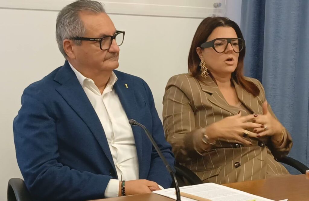 Presentato il pacchetto Scuola Bim 2026-2027 con borse di studio, premi di laurea, olimpiadi di lingua <span> (Video) Presentato il pacchetto Scuola Bim 2026-2027 con borse di studio, premi di laurea, olimpiadi di lingua <span> (Video)