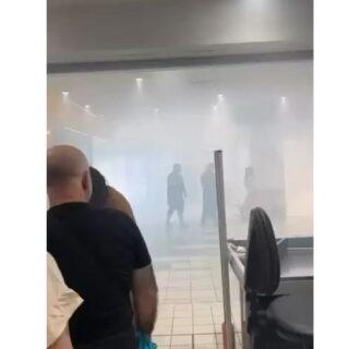 Un’insolita domenica di spese: nebbia bianca al centro commerciale