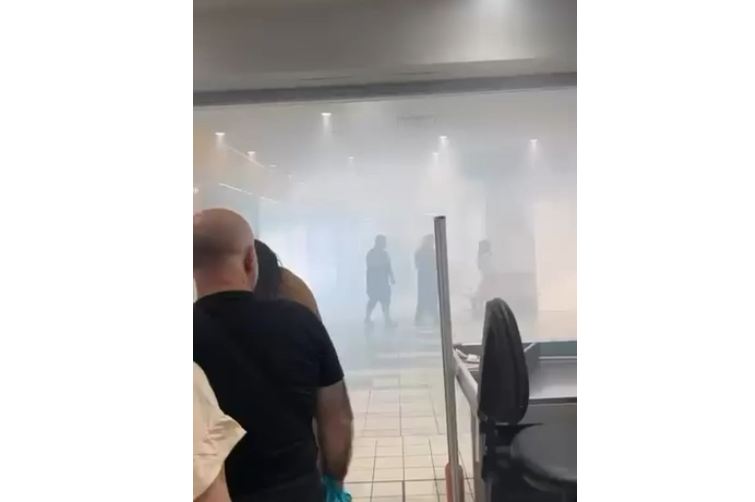 Un’insolita domenica di spese: nebbia bianca al centro commerciale
