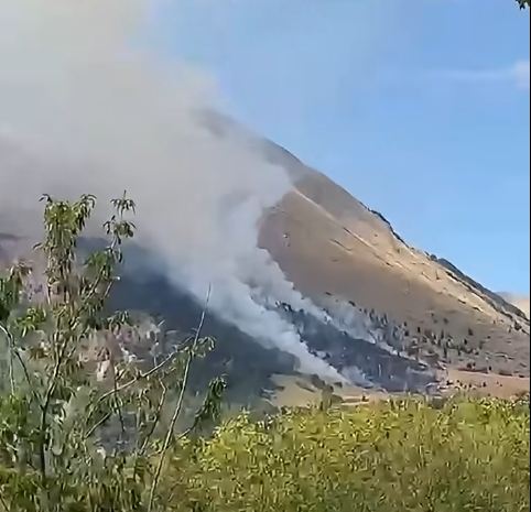 Incendio sui Sibillini, interviene anche l’elicottero specializzato
