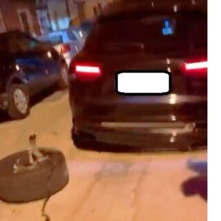 Suv travolge le auto parcheggiate e perde una ruota: carambola in via Palestro