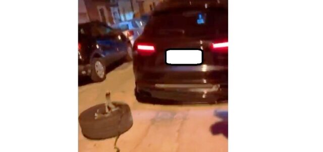 Suv travolge le auto parcheggiate e perde una ruota: carambola in via Palestro