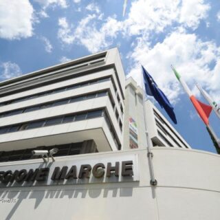 Operazione “Ricostruzione” la minoranza chiede le dimissioni di Acquaroli: «Ha ammesso di aver ricevuto segnalazioni su Pistarelli, ma non ha informato gli organi competenti» Operazione “Ricostruzione” la minoranza chiede le dimissioni di Acquaroli: «Ha ammesso di aver ricevuto segnalazioni su Pistarelli, ma non ha informato gli organi competenti»