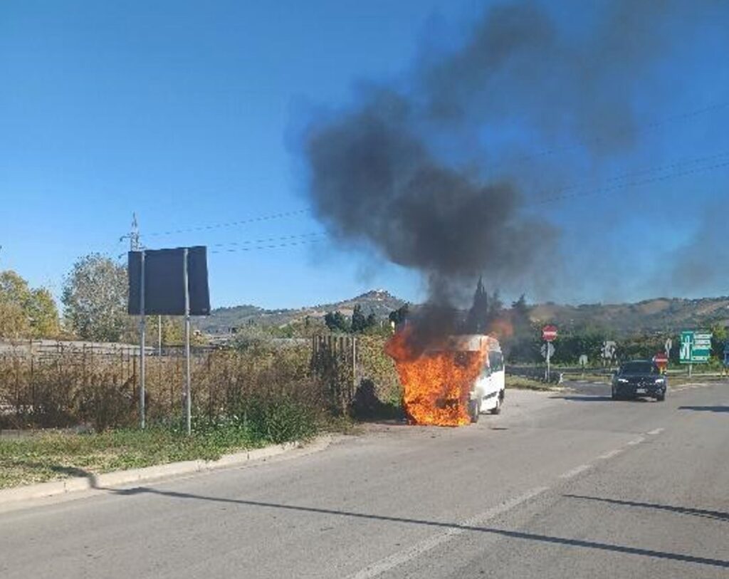 Un furgone in fiamme all’uscita dell’Ascoli-Mare <span> (Video) Un furgone in fiamme all’uscita dell’Ascoli-Mare <span> (Video)