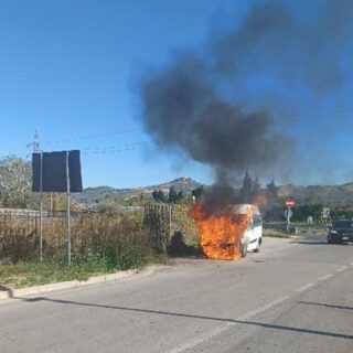 Un furgone in fiamme all’uscita dell’Ascoli-Mare <span> (Video) Un furgone in fiamme all’uscita dell’Ascoli-Mare <span> (Video)