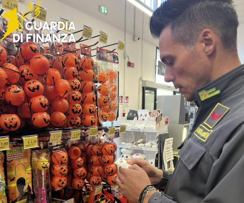 Halloween, sequestrati oltre 360mila articoli e denunciati due imprenditori Halloween, sequestrati oltre 360mila articoli e denunciati due imprenditori