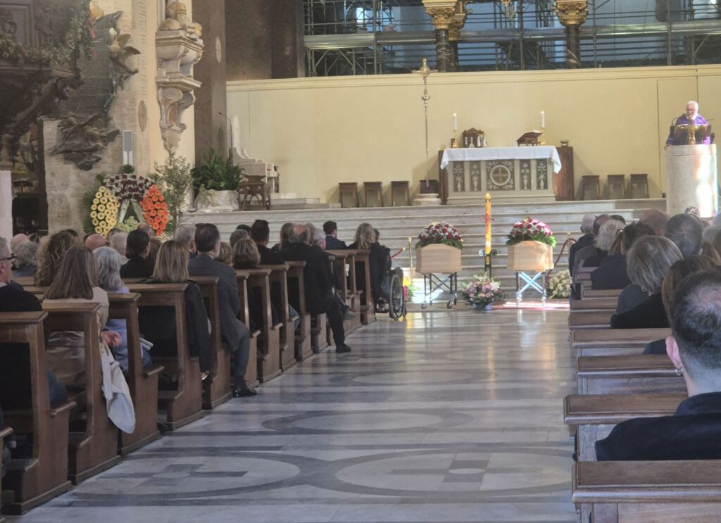 I funerali di Gianfranco e Liliana Salvi: l’ultimo commosso saluto a chi ha perseguito il bene comune