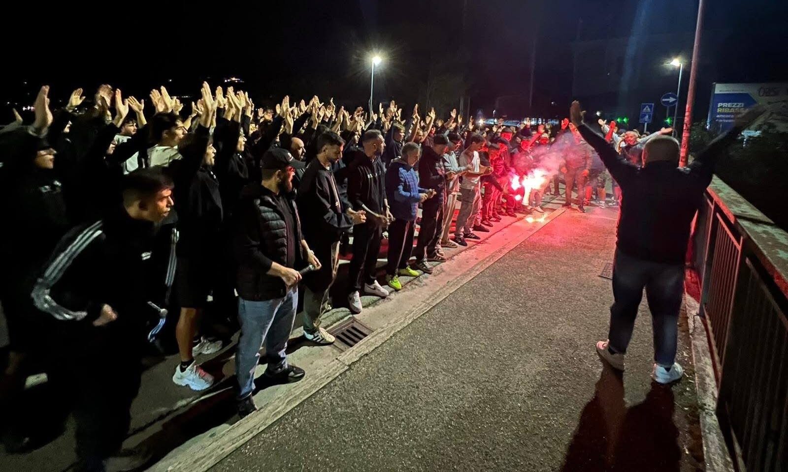 Ascoli, tanti tifosi davanti alla targa di “Reno” Filippini