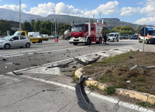 Frontale tra un’auto dei Carabinieri e una vettura privata, militare trasferito a Torrette Frontale tra un’auto dei Carabinieri e una vettura privata, militare trasferito a Torrette