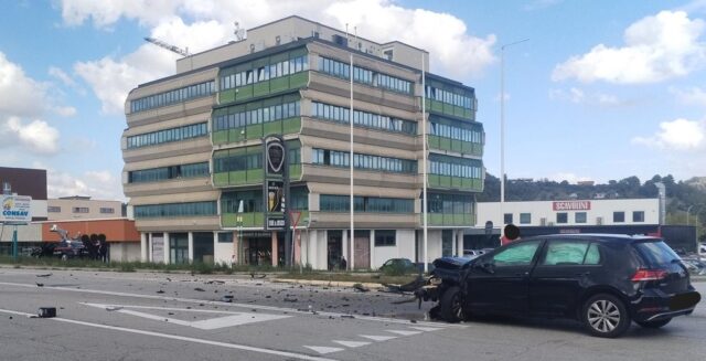 Frontale tra un’auto dei Carabinieri e una vettura privata, militare trasferito a Torrette Frontale tra un’auto dei Carabinieri e una vettura privata, militare trasferito a Torrette