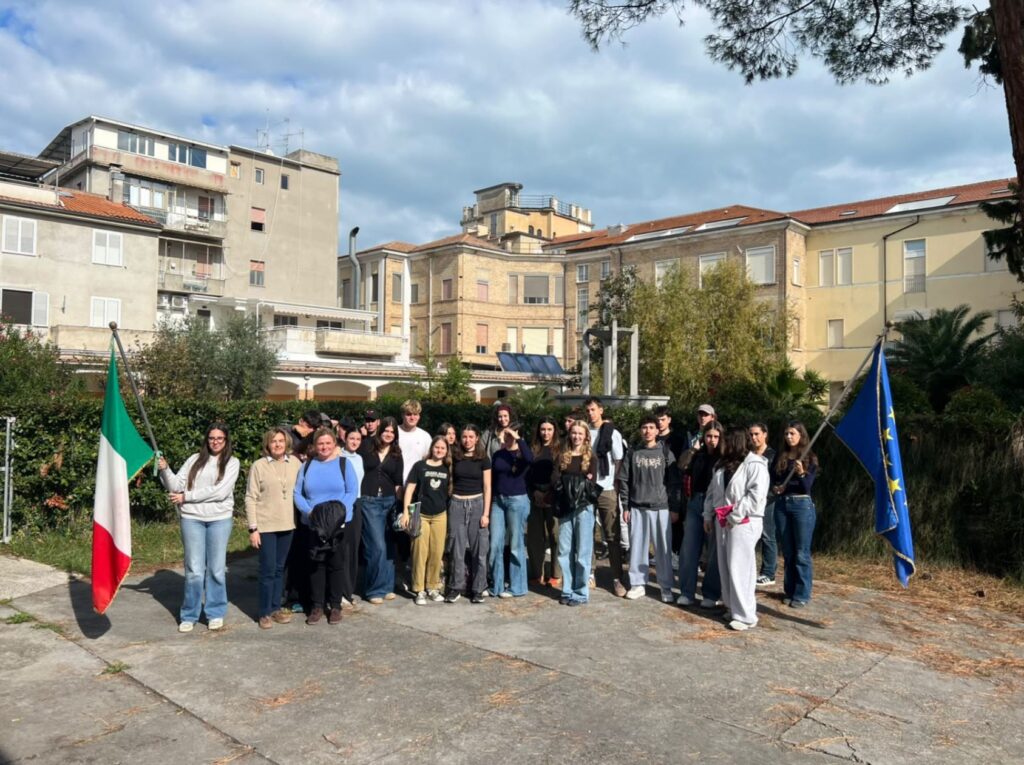 Il Polo Paritario LOVISS apre le porte all’Europa: un mese di scambi culturali con studenti greci e ungheresi Il Polo Paritario LOVISS apre le porte all’Europa: un mese di scambi culturali con studenti greci e ungheresi