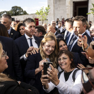 Palazzo Saladini tiene ancora banco: «Bambini, famiglie e società coinvolti nella propaganda pro Meloni, la Regione chiarisca»