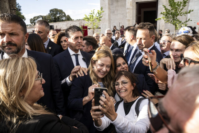Palazzo Saladini tiene ancora banco: «Bambini, famiglie e società coinvolti nella propaganda pro Meloni, la Regione chiarisca»