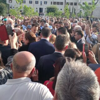 Visita di Meloni in città, non si placano le polemiche: dalle timbrature dei dipendenti comunali ai bambini con lo striscione Visita di Meloni in città, non si placano le polemiche: dalle timbrature dei dipendenti comunali ai bambini con lo striscione
