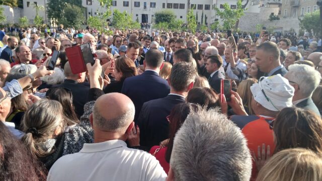 Visita di Meloni in città, non si placano le polemiche: dalle timbrature dei dipendenti comunali ai bambini con lo striscione