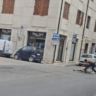 Follia in centro: ragazzo dà in escandescenze, urla e colluttazioni<span> (Video)