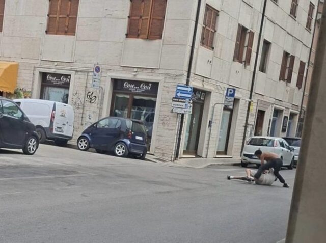 Follia in centro: ragazzo dà in escandescenze, urla e colluttazioni<span> (Video)