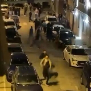 Un’altra notte di risse in centro, tra spintoni, urla e bestemmie <span> (Video) Un’altra notte di risse in centro, tra spintoni, urla e bestemmie <span> (Video)