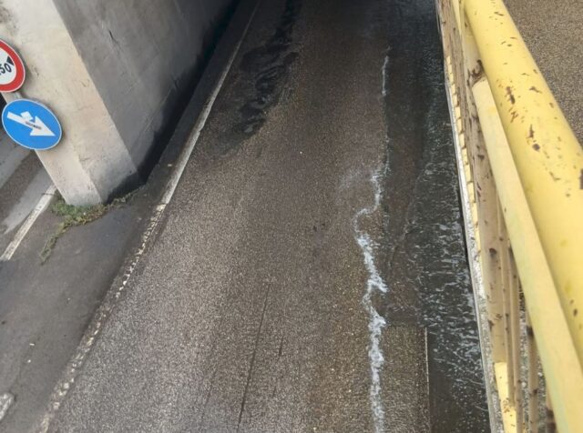 Sottopasso di Via Mare, scatta il blitz del comitato di quartiere: «C’è acqua nel tunnel, serve un intervento»