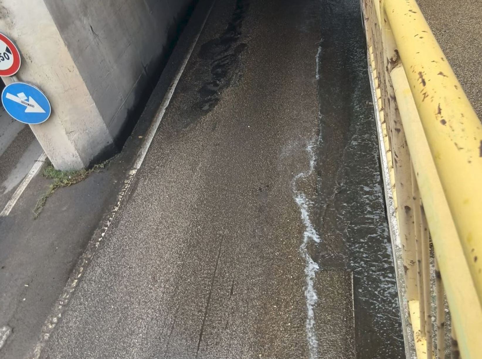 Sottopasso di Via Mare, scatta il blitz del comitato di quartiere: «C’è acqua nel tunnel, serve un intervento» Sottopasso di Via Mare, scatta il blitz del comitato di quartiere: «C’è acqua nel tunnel, serve un intervento»