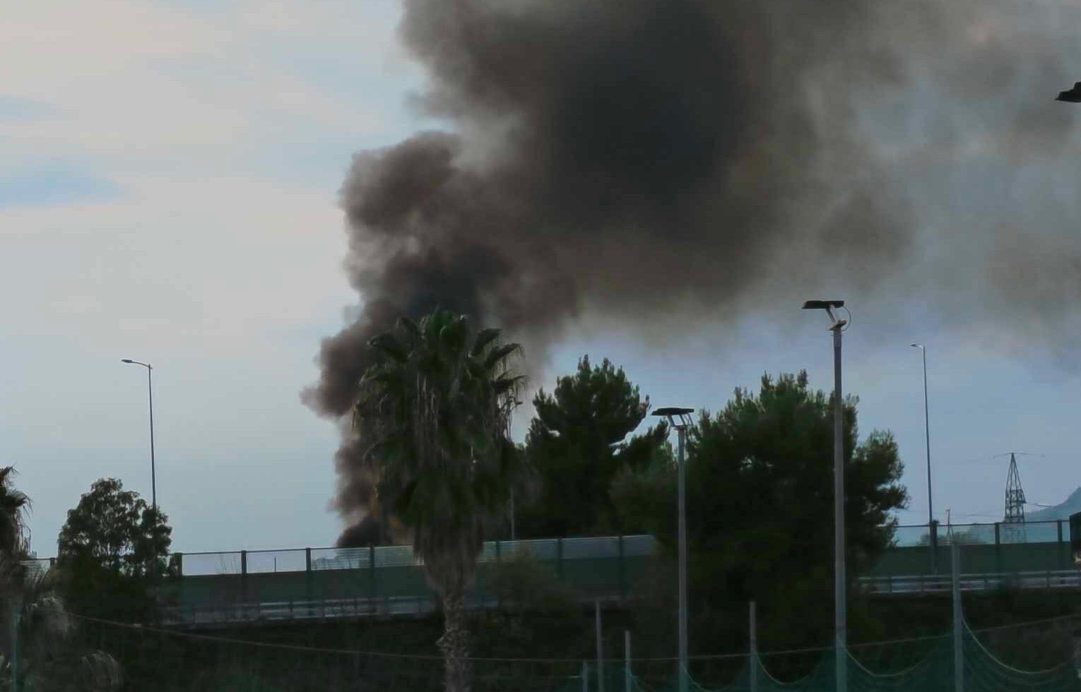 Incendio di sterpaglie e plastica, fumo nero e maleodorante lungo la Valtesino fino all’A 14