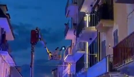 Anziana cade in casa e non riesce a chiamare i soccorsi, salvata dai vigili del fuoco