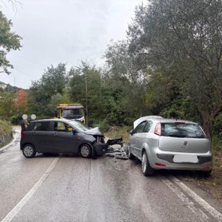 Frontale tra due auto in via Adriatico, due feriti 