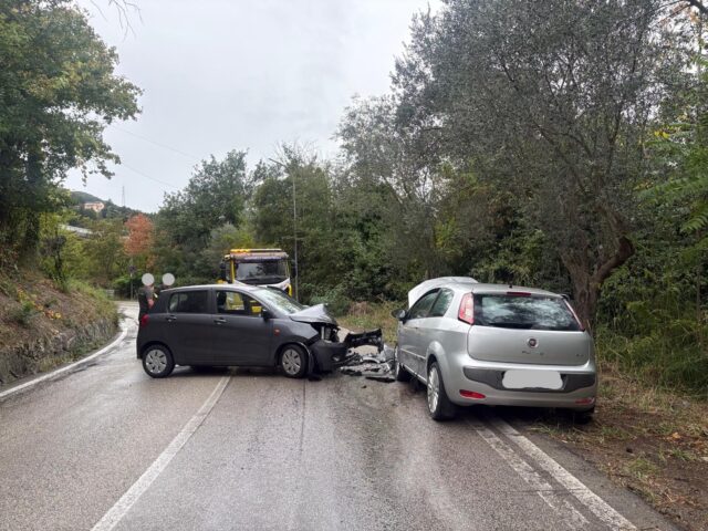 Frontale tra due auto in via Adriatico, due feriti Frontale tra due auto in via Adriatico, due feriti