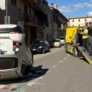 Scontro fra tre auto in via Santi Filippo e Giacomo: una si ribalta