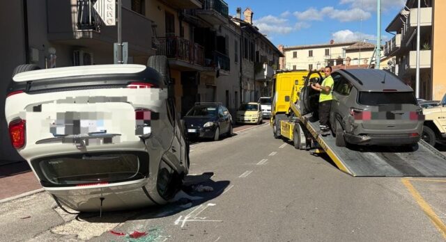 Scontro fra tre auto in via Santi Filippo e Giacomo: una si ribalta Scontro fra tre auto in via Santi Filippo e Giacomo: una si ribalta