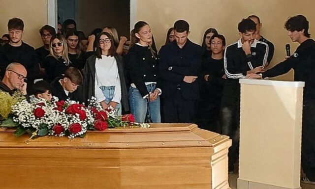 L’ultimo saluto ad Andrea Cennerini: «Animo buono, sorriso stampato, non sarai dimenticato» L’ultimo saluto ad Andrea Cennerini: «Animo buono, sorriso stampato, non sarai dimenticato»