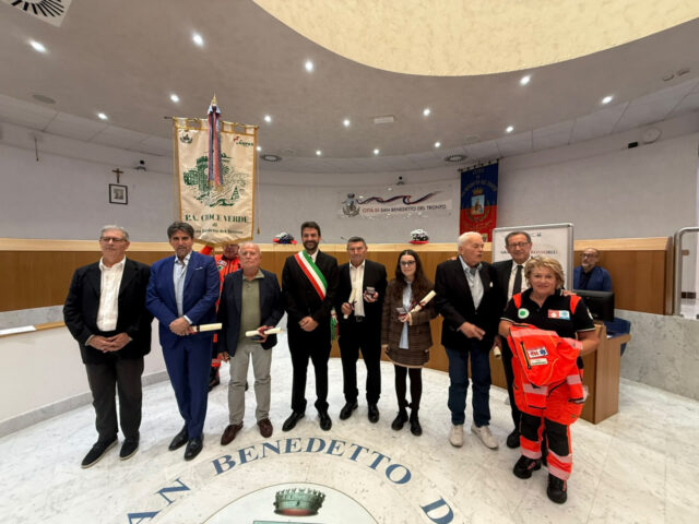 Gran Pavese Rossoblù, conferite le onorificenze: «Un patto per l’avvenire della città»