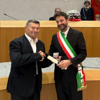 Gran Pavese, grandi polemiche bis: «Post sessista di Mariano Vesperini, gli venga revocato il premio»