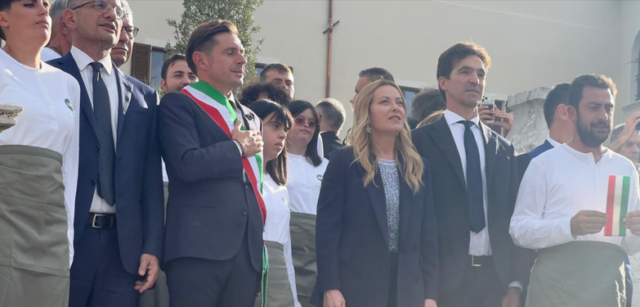 Giorgia Meloni ad Ascoli: migliaia di persone per l’inaugurazione di Palazzo Saladini Pilastri