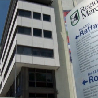 Inchiesta “Ricostruzione”: «Acquaroli rispondi», l’opposizione unita presenta (i primi) dieci quesiti al presidente