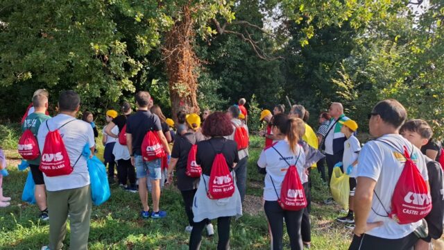 I bambini ripuliscono la campagna e imparano a rispettare la natura I bambini ripuliscono la campagna e imparano a rispettare la natura