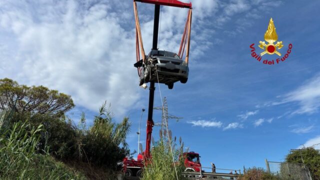 Auto finisce in un fossato in viale dello Sport