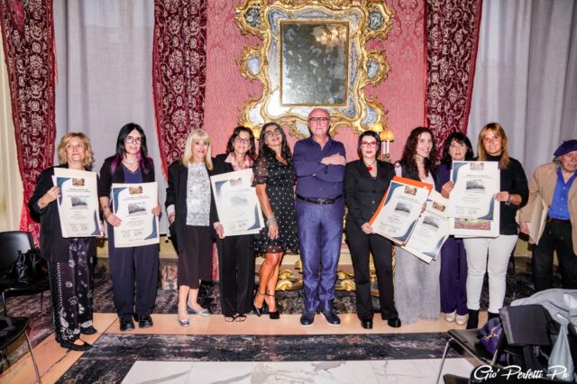 Premio Agape 2026, emozioni e memoria tra cultura, arte e giornalismo Premio Agape 2026, emozioni e memoria tra cultura, arte e giornalismo
