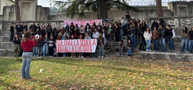 Gli studenti rilanciano la protesta: «Soldi alla scuola, non alla guerra»