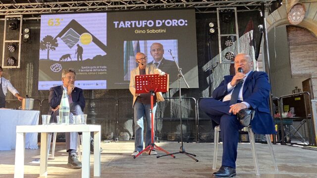Tartufo d’Oro a Gino Sabatini, presidente della Camera di Commercio delle Marche Tartufo d’Oro a Gino Sabatini, presidente della Camera di Commercio delle Marche