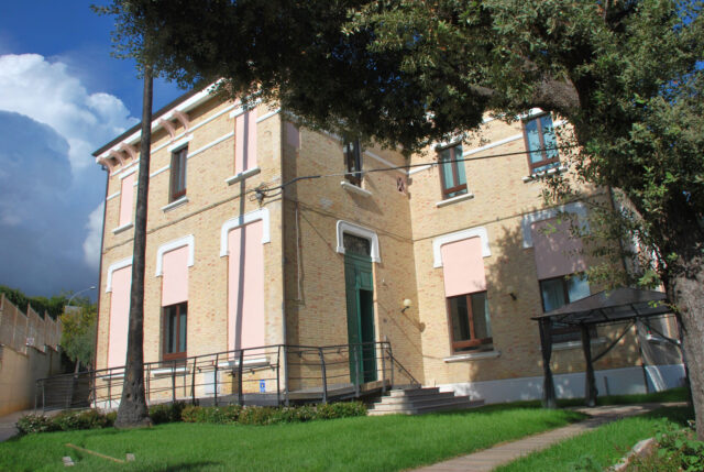 La vecchia scuola di via dei Lauri diventa residenza per l’autonomia degli anziani